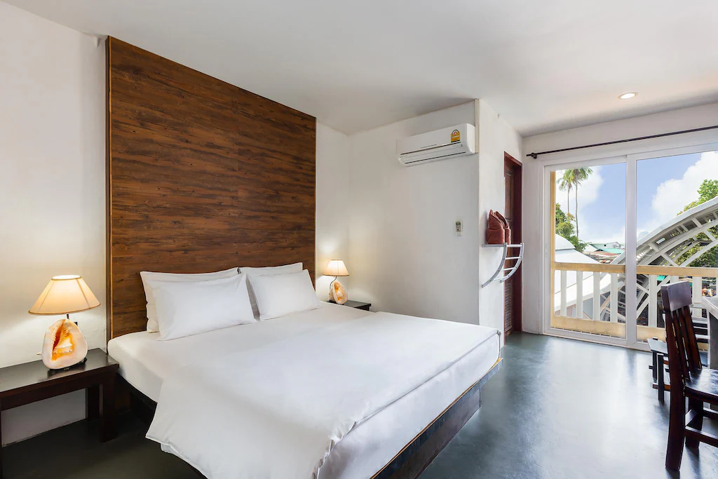 ห้องมาตรฐานเตียงใหญ่พร้อมระเบียงของ PP Insula Hotel เกาะพีพี