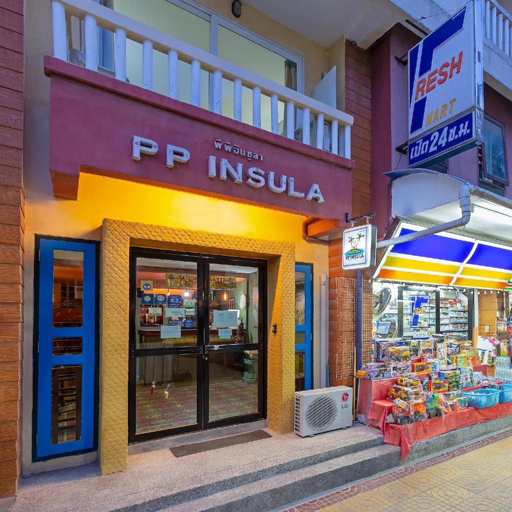 บรรยากาศด้านหน้า PP Insula Hotel ใจกลางเกาะพีพี ใกล้ท่าเรือต้นไทร