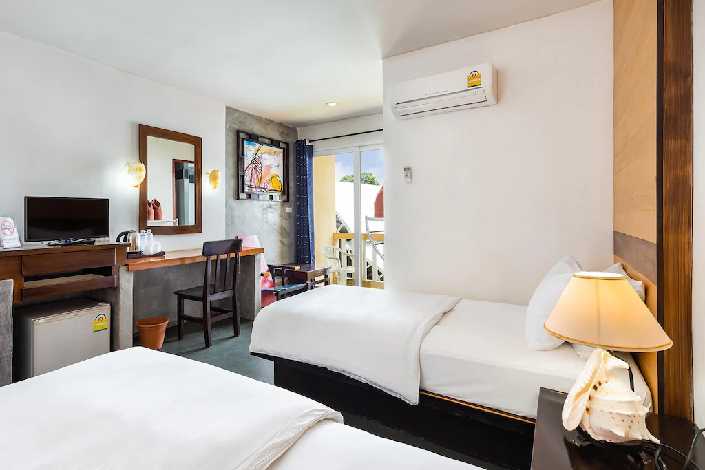ห้องมาตรฐานเตียงแฝดพร้อมระเบียงของ PP Insula Hotel เกาะพีพี